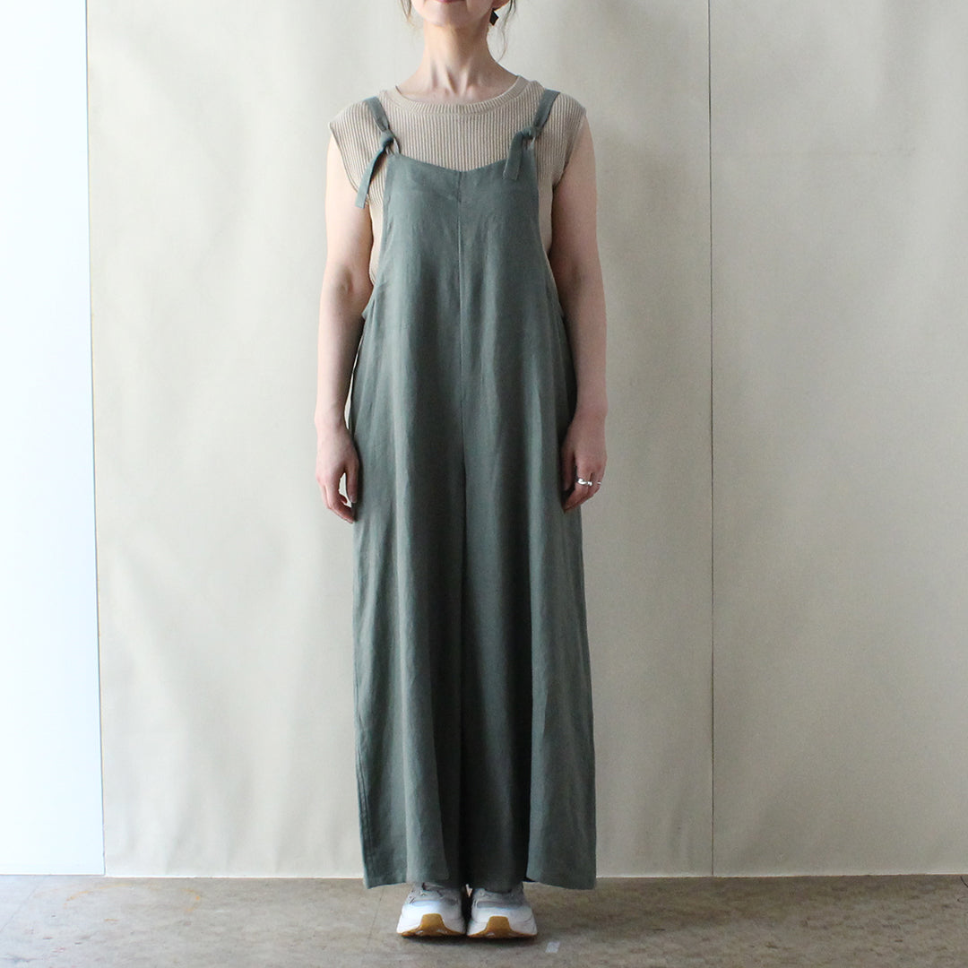 縦長のシルエットと裾にかけて広がるフレアデザイン