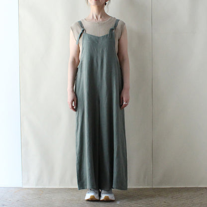 縦長のシルエットと裾にかけて広がるフレアデザイン