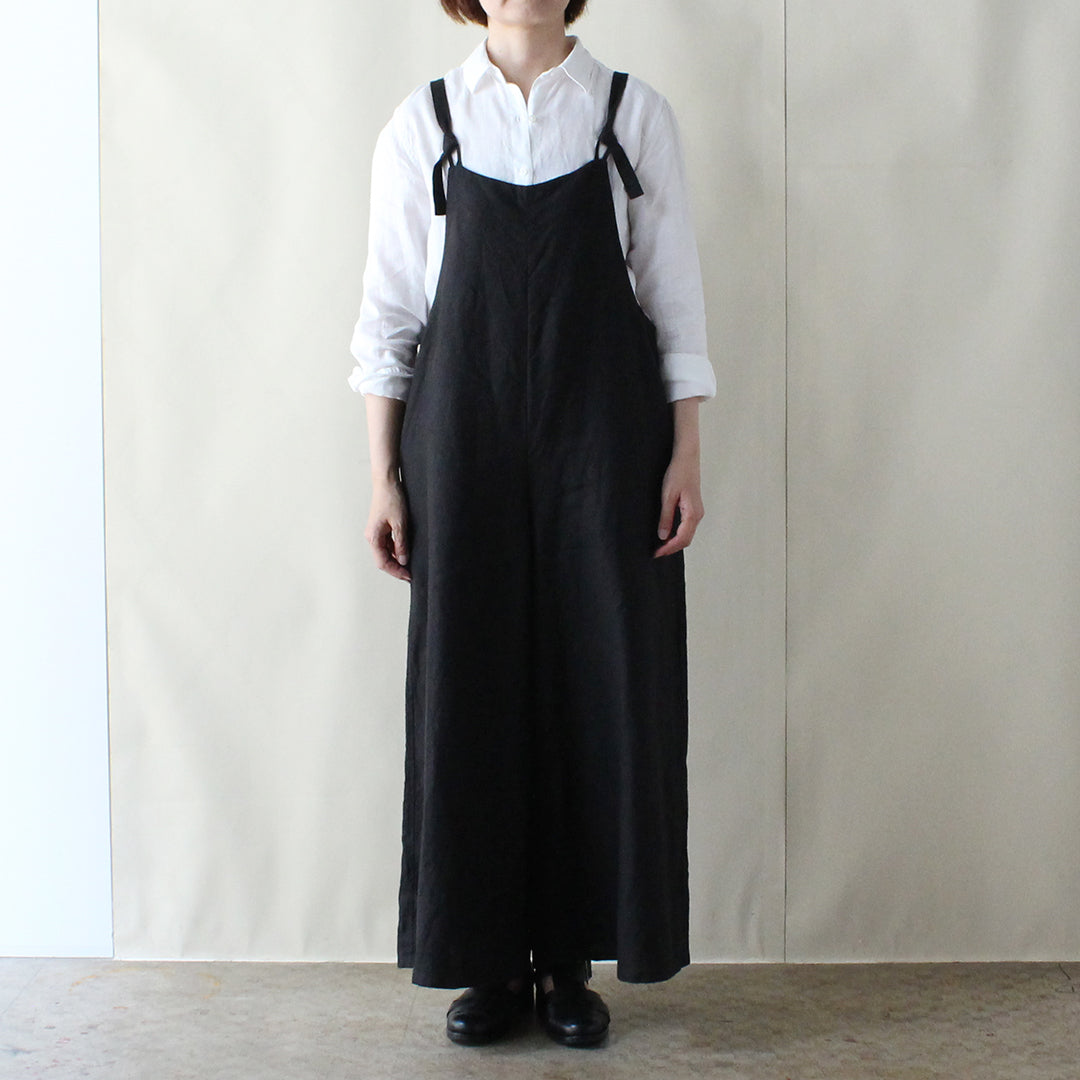 縦長のシルエットと裾にかけて広がるフレアデザイン