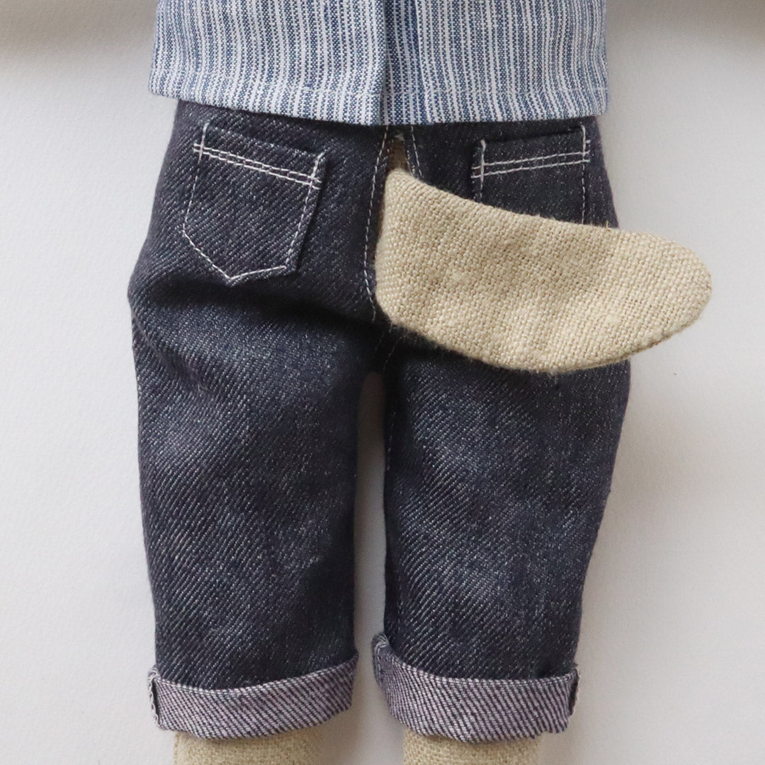 しっぽを通す穴があいています