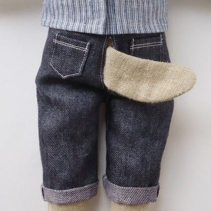 しっぽを通す穴があいています