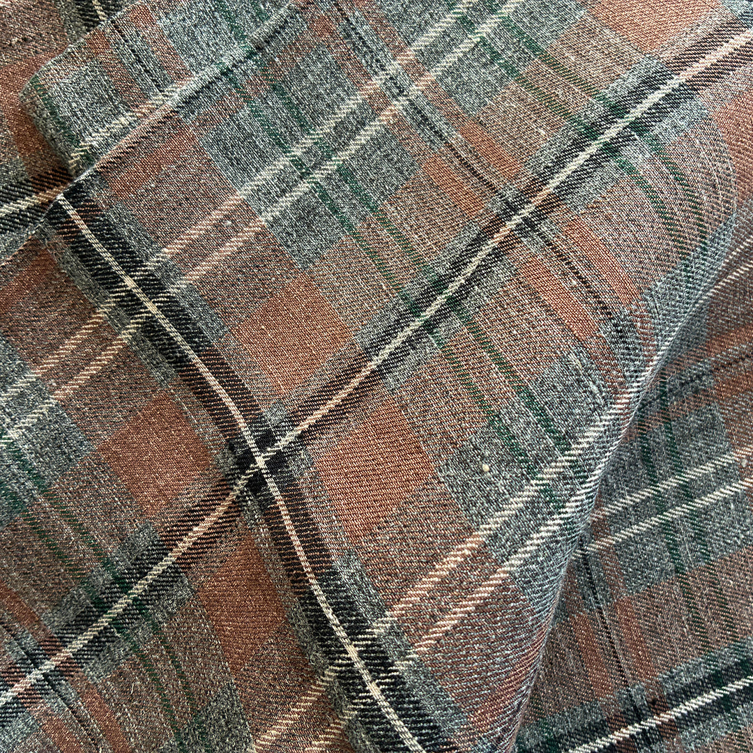 色の重なりに奥行きが感じられる綾織のチェックです