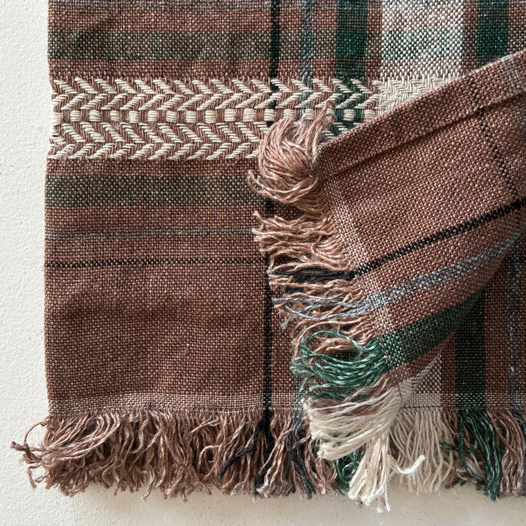 ざっくりとした織で、厚めの生地感です