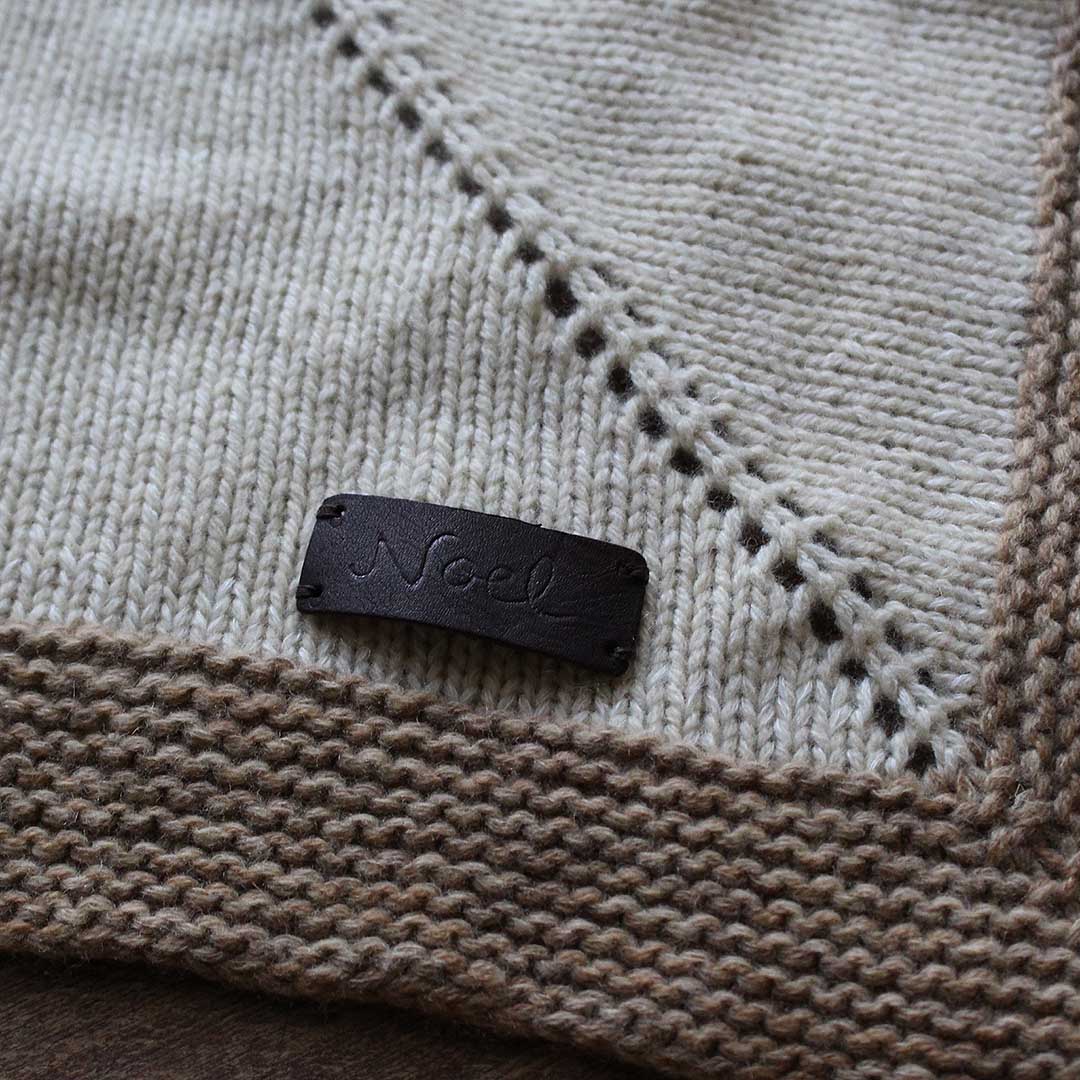 太めの毛糸用とじ針で文字をいれました