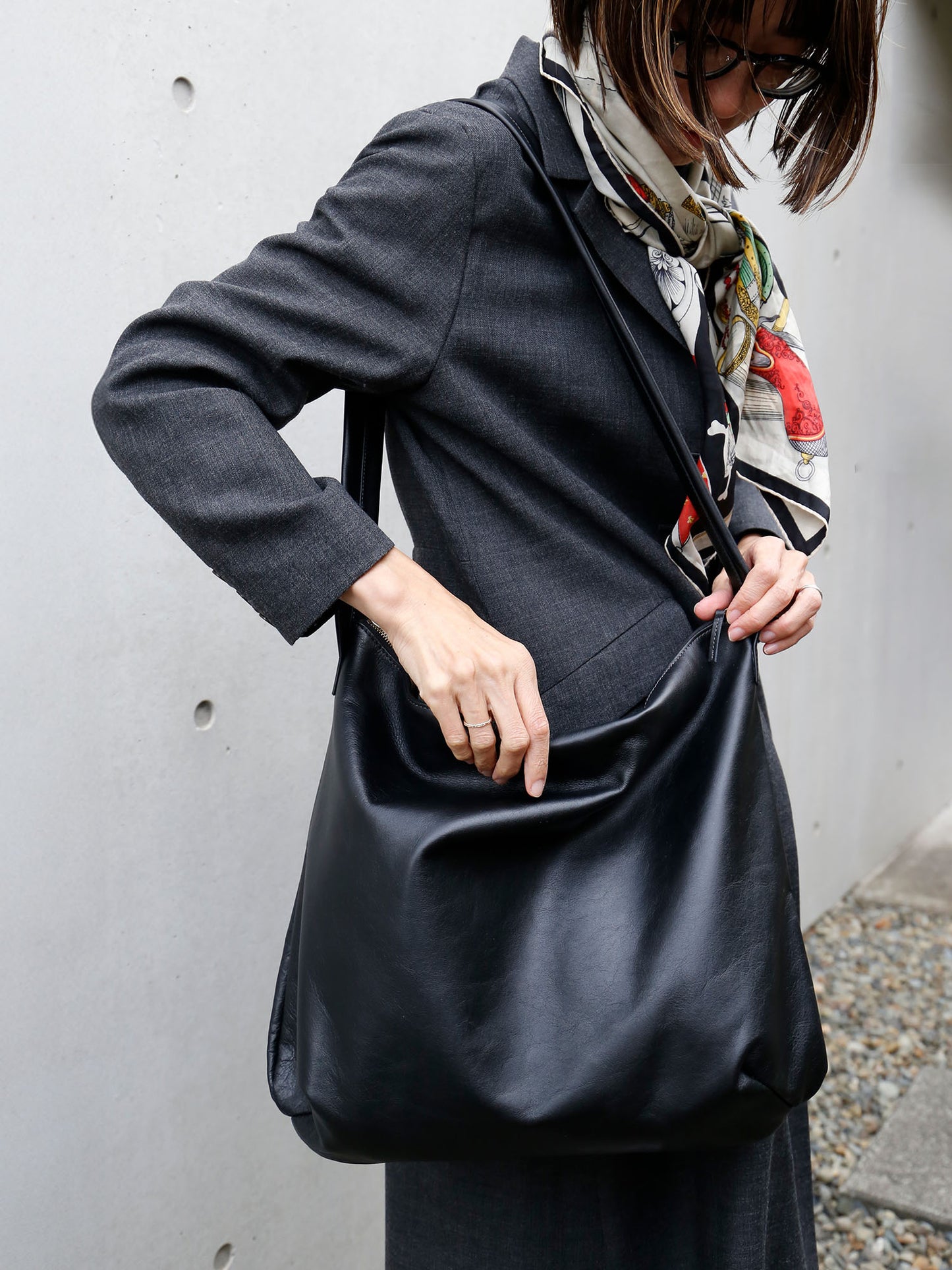 肩がけして　コート：アレクサンドル