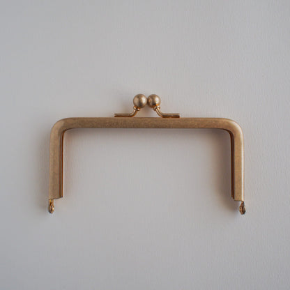 口金は真鍮風のメッキ仕上げ