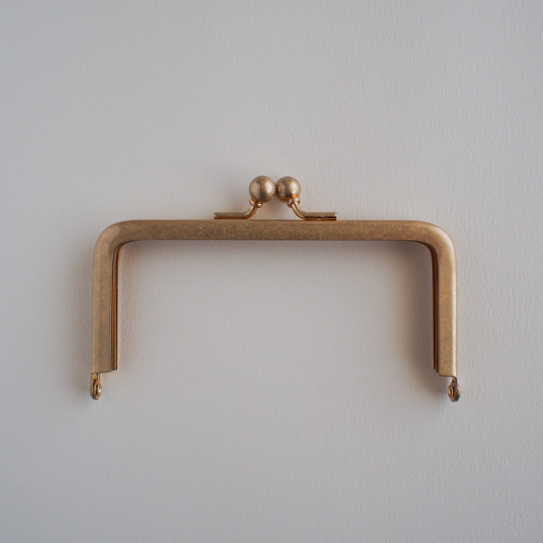 口金は真鍮風のメッキ仕上げ