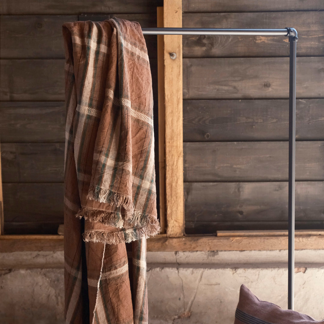 ざっくりとした織で、厚めの生地感です