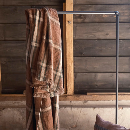 ざっくりとした織で、厚めの生地感です