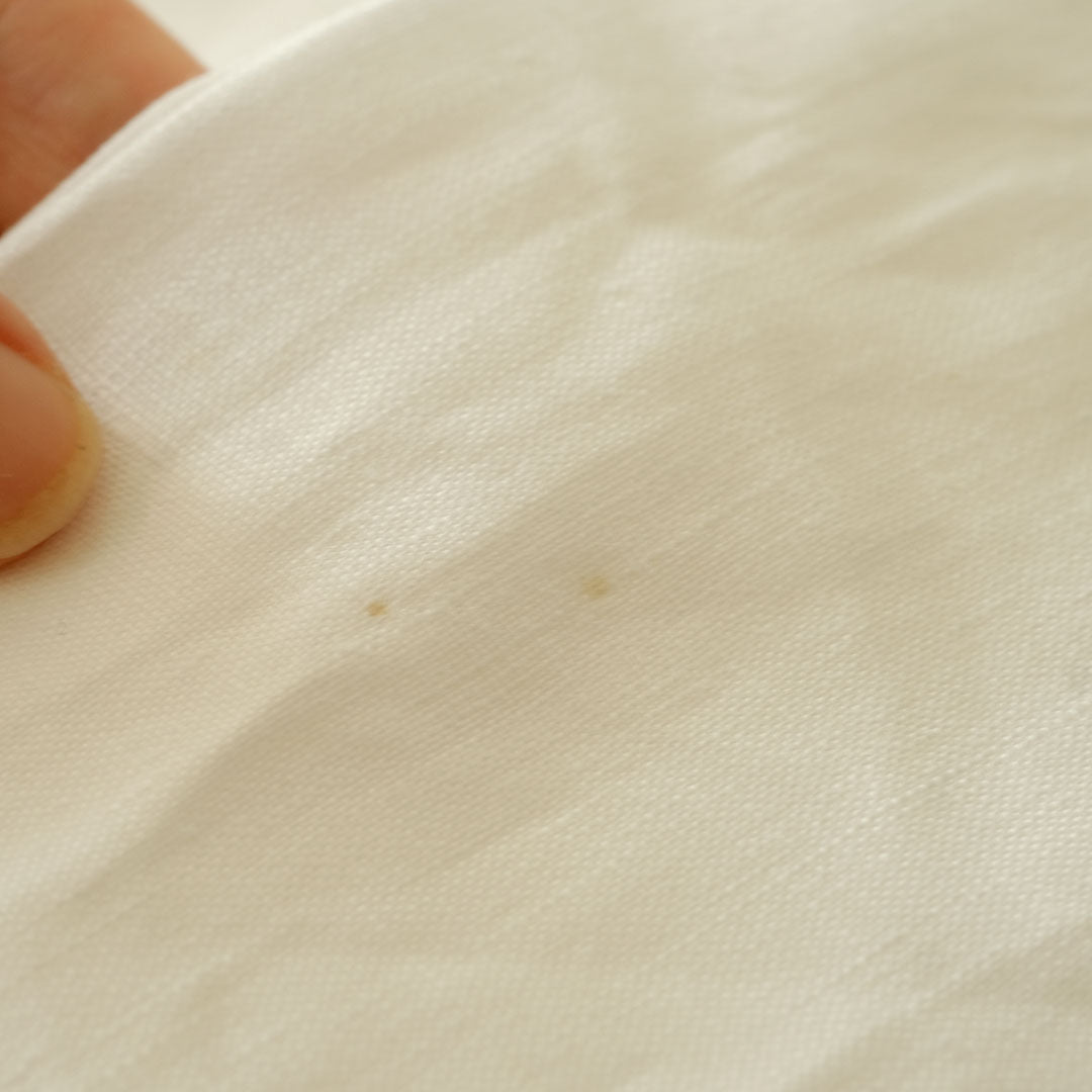 枯葉や原料が生地に残っている場合があります。検品後、ご使用に支障がないと判断したものです。自然なものですので安心してご使用ください。