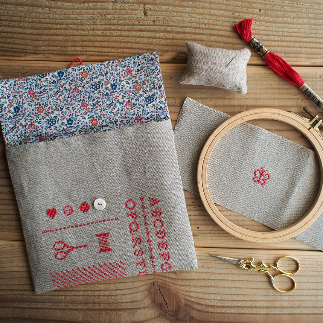 クロスステッチサンプラーのポーチキット – Envelope