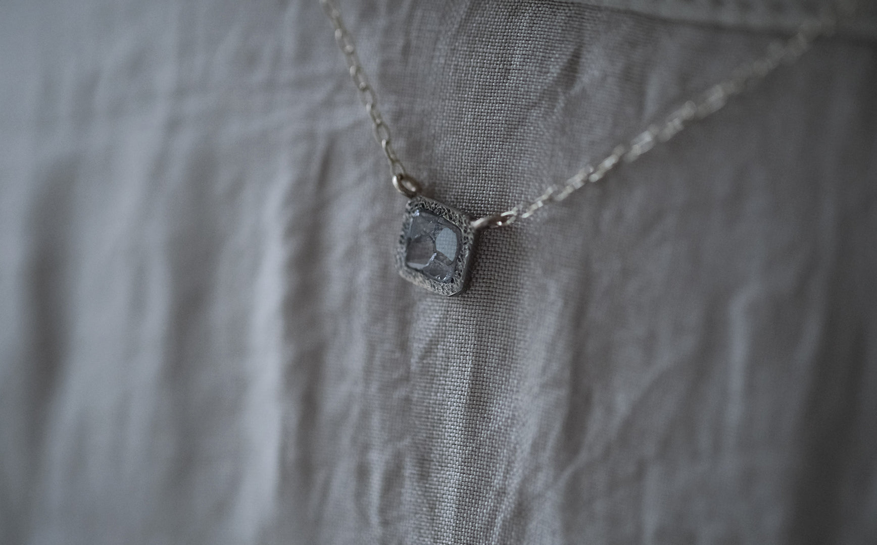 自然に肌になじむ、スライスダイヤのネックレス – Envelope