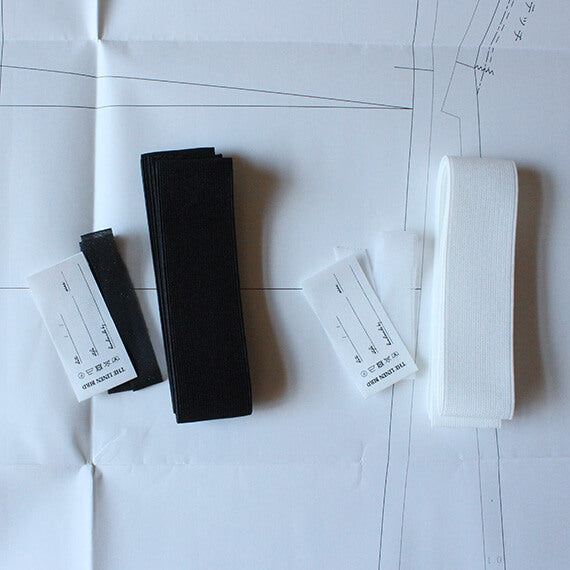 ゴム、伸び止めテープ、ネームタグがセットになっています