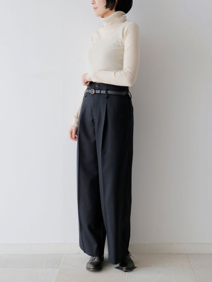 ベルトで。ベルト：サンチュール・クイール３、ニット：コルルール・トリコ（モデル身長166cm）