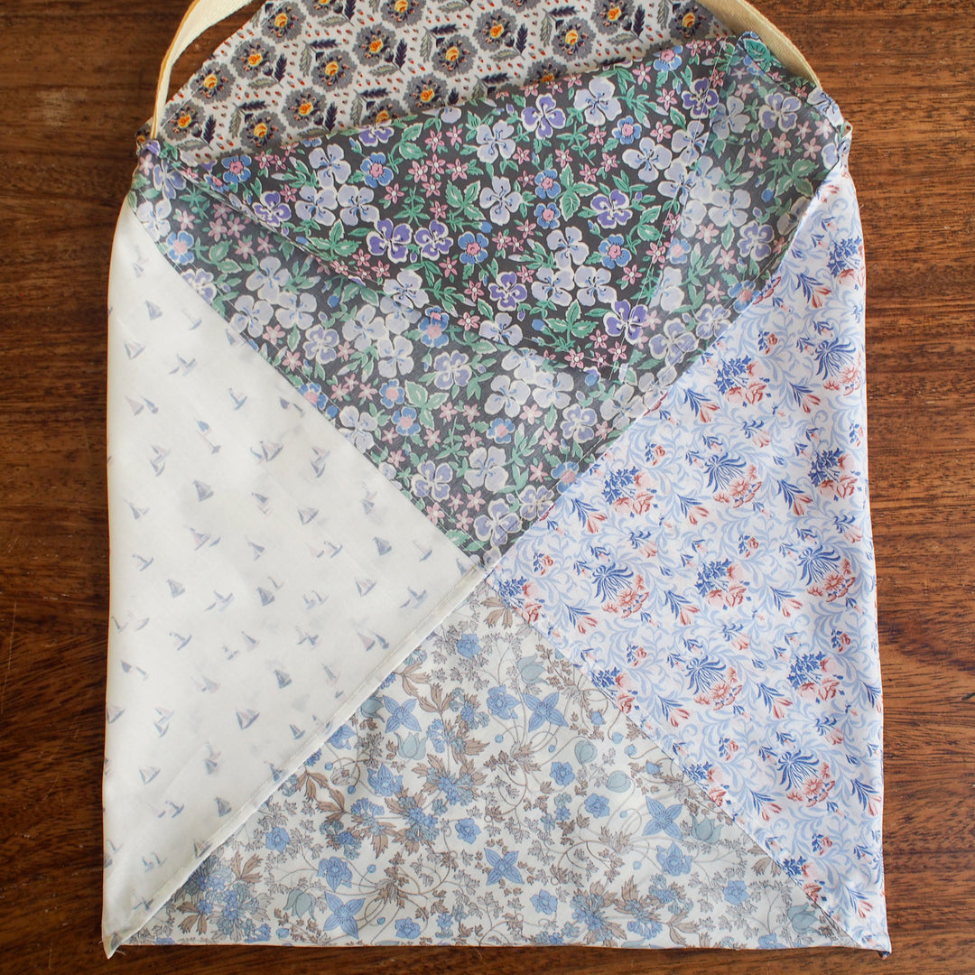 バッグの裏側は折伏せ縫いと袋縫いで仕上げます