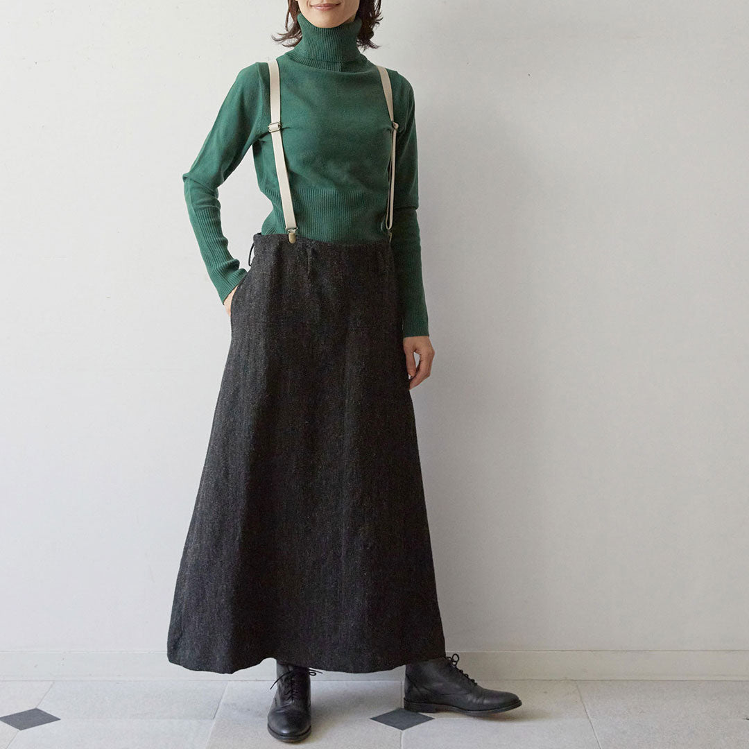 カラメル×ベージュ　ニット：コルルール・トリコ、スカート：ピエール（身長168cm）
