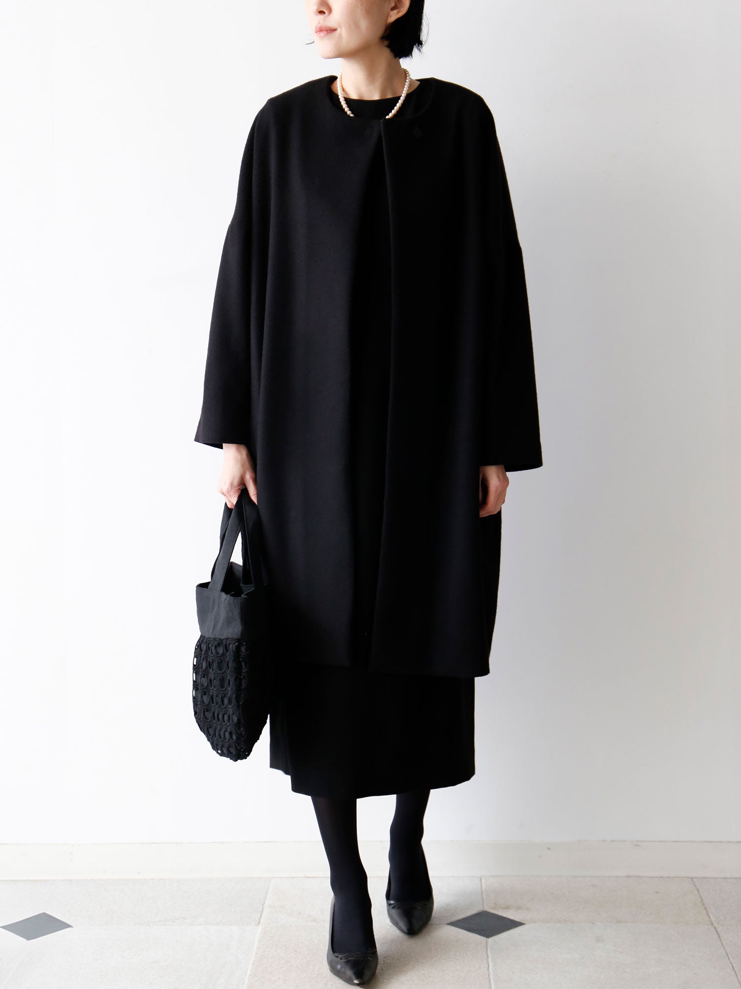 コート：ノヴェッラ、バッグ：サック・ウフ（モデル身長166cm）