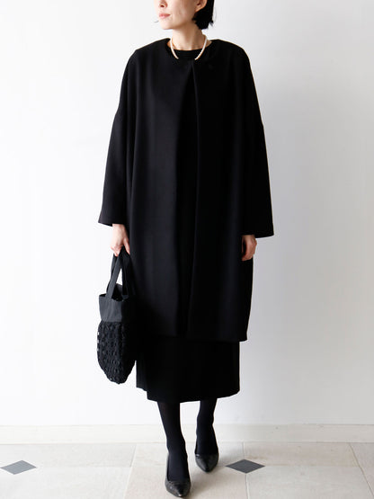 コート：ノヴェッラ、バッグ：サック・ウフ（モデル身長166cm）