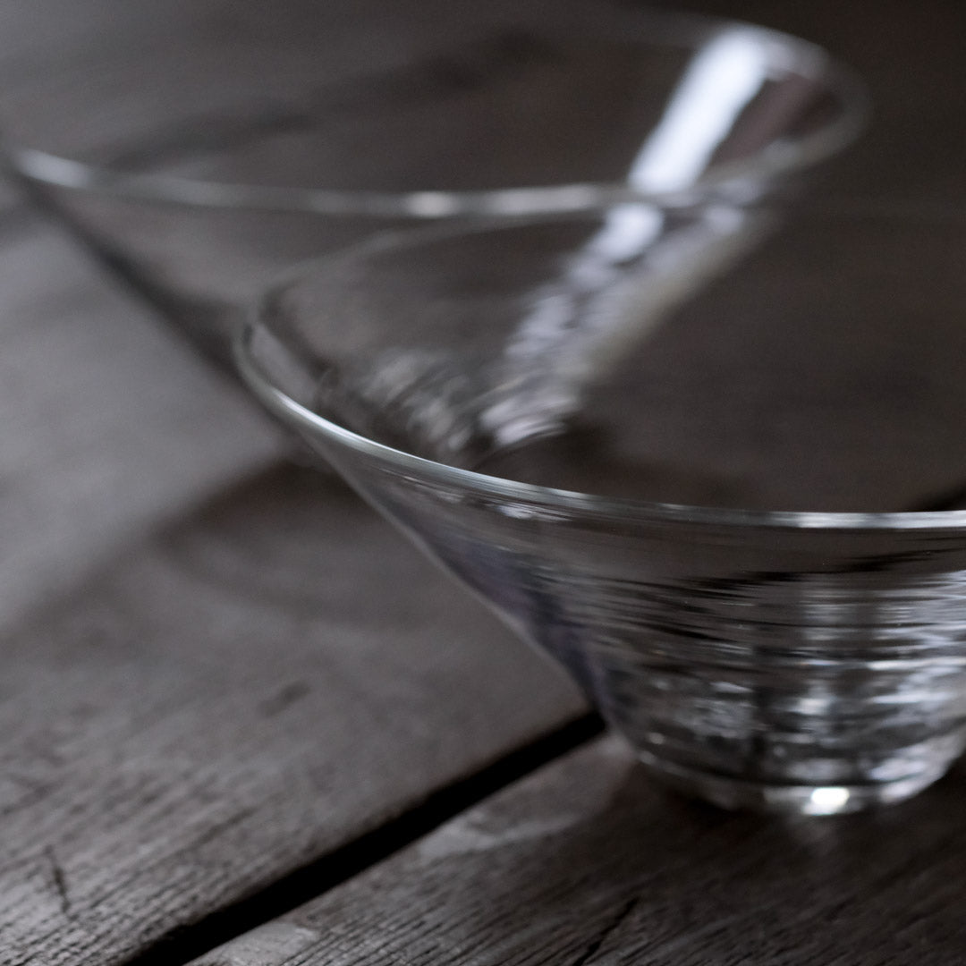 食事を引き立ててくれる、懐の深いガラスの鉢 – Envelope