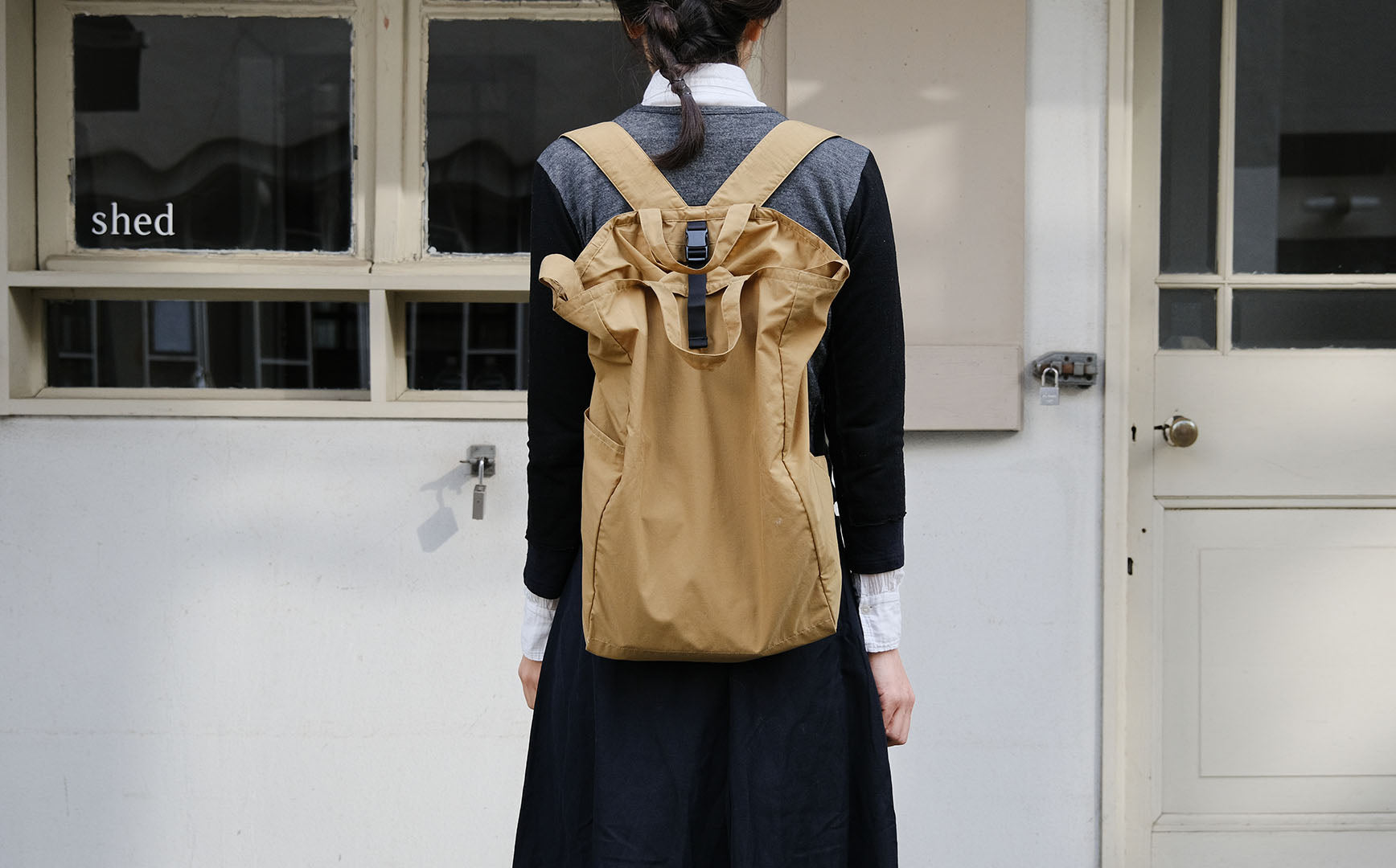 【美品】エンポリオ　アルマーニ　ベージュ ナイロンリュック 外ポケット付き 行き道はコンパクト、帰りは力持ちのナイロンリュック – Envelope