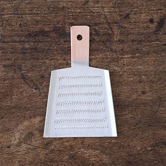 ちょっとおろしたい時に便利、卓上用の銅製おろし金 – Envelope 