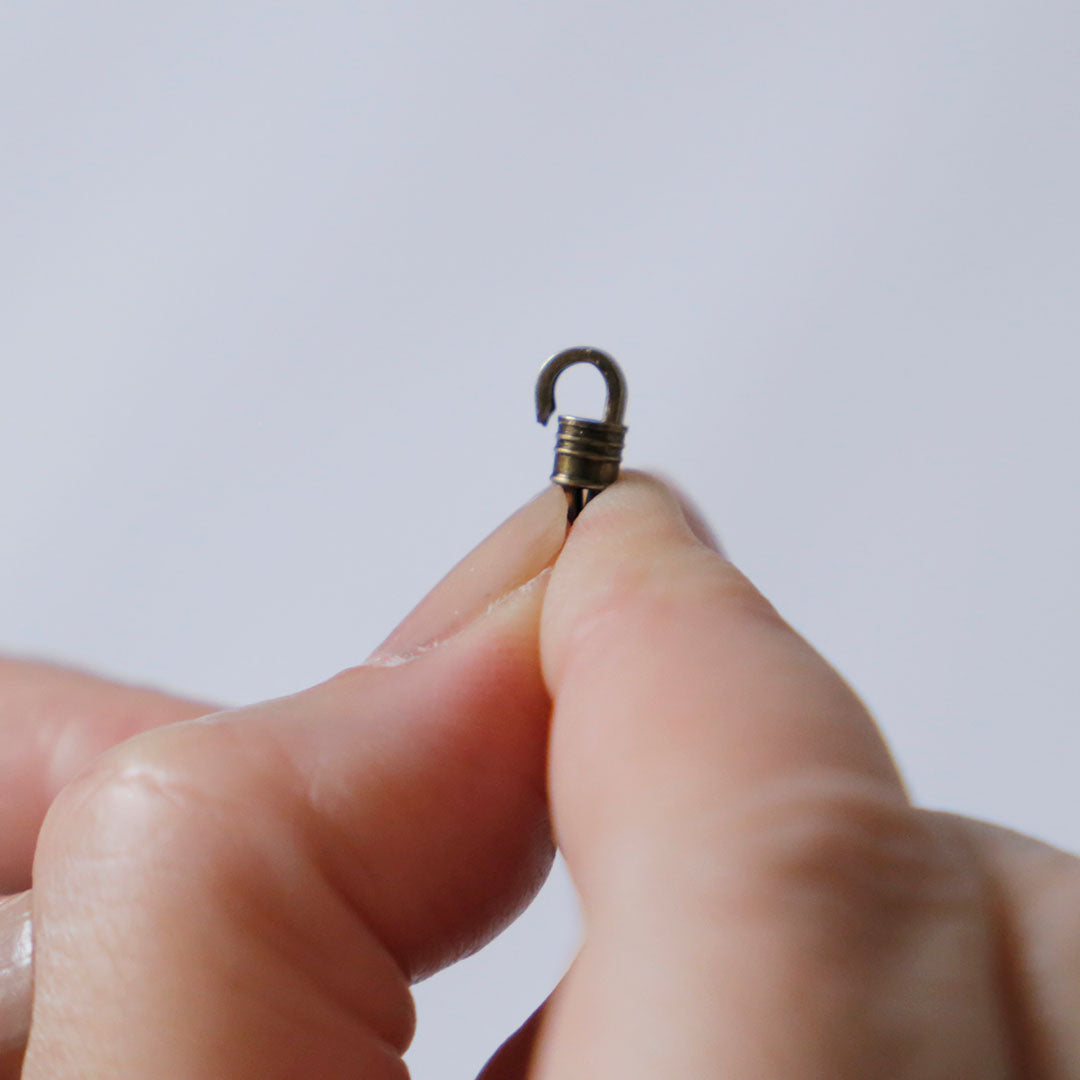 １．線が入った筒状の金具を上に引き上げます。