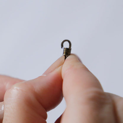１．線が入った筒状の金具を上に引き上げます。