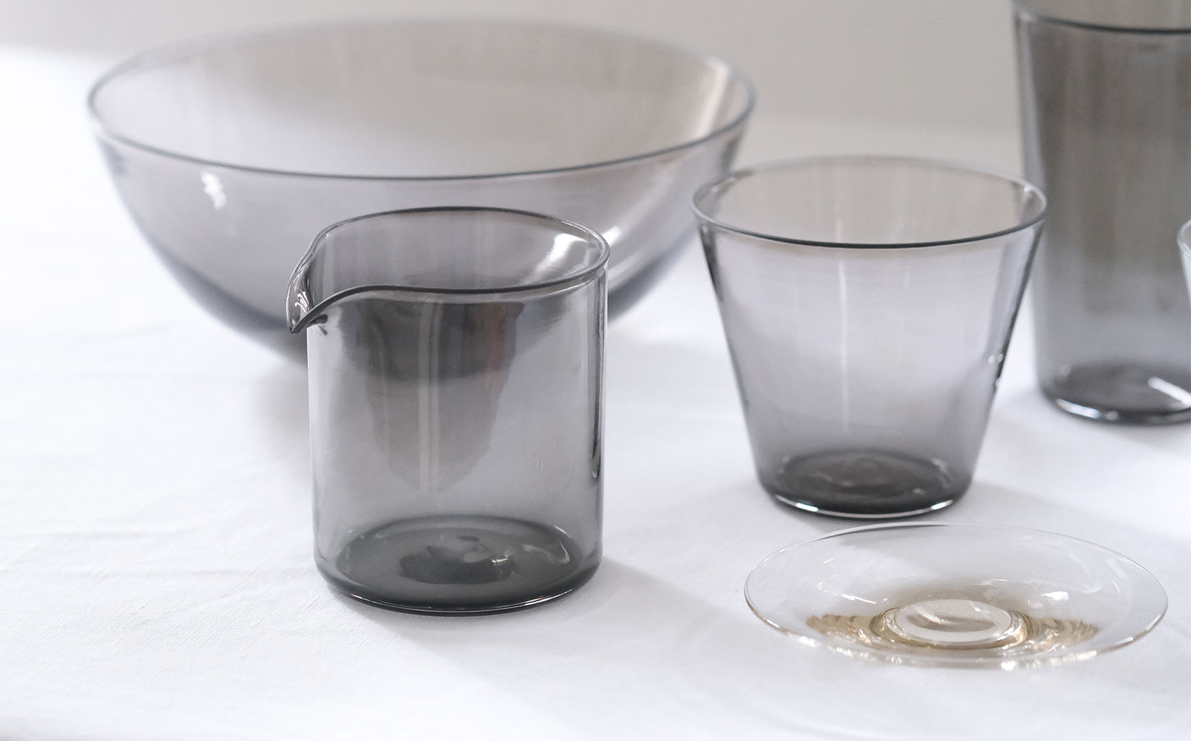 片口 ガラス製 グレーが美しい、ガラスの片口 – Envelope - エンベロープオンライン