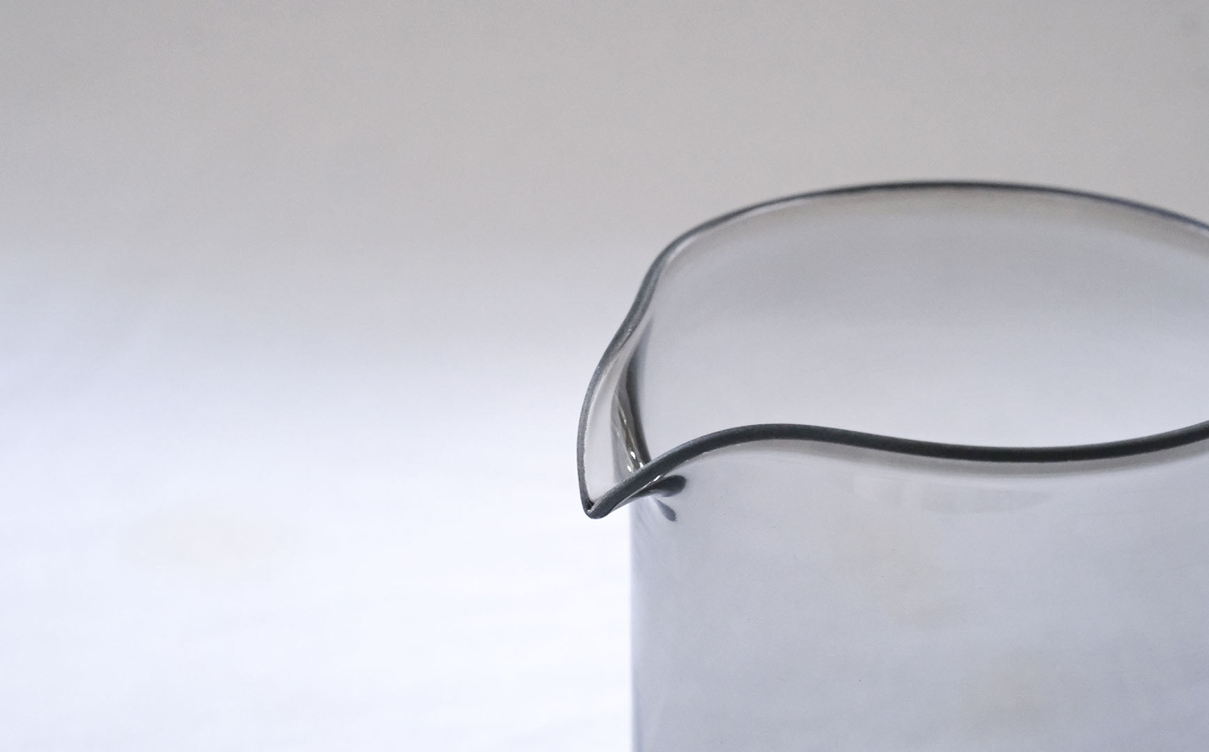 片口 ガラス製 グレーが美しい、ガラスの片口 – Envelope - エンベロープオンライン