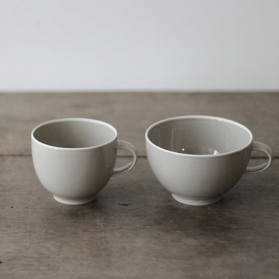 左：コーヒーカップ、右：ティーカップ