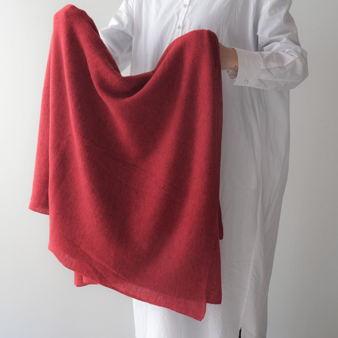 身に着けていないくらいの軽さ。やわらかいカシミヤの大判