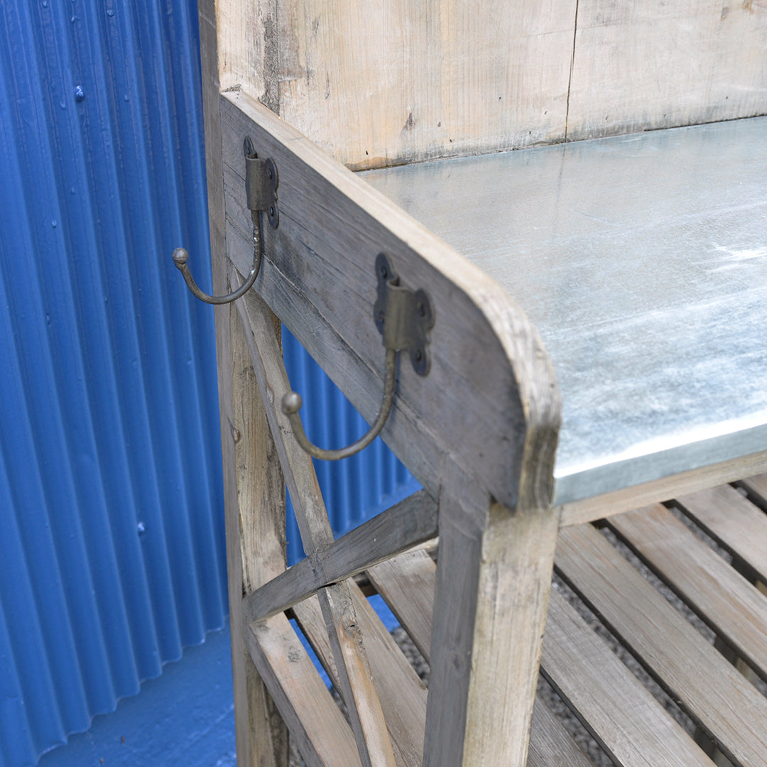 左右には便利なフックが備え付けられています