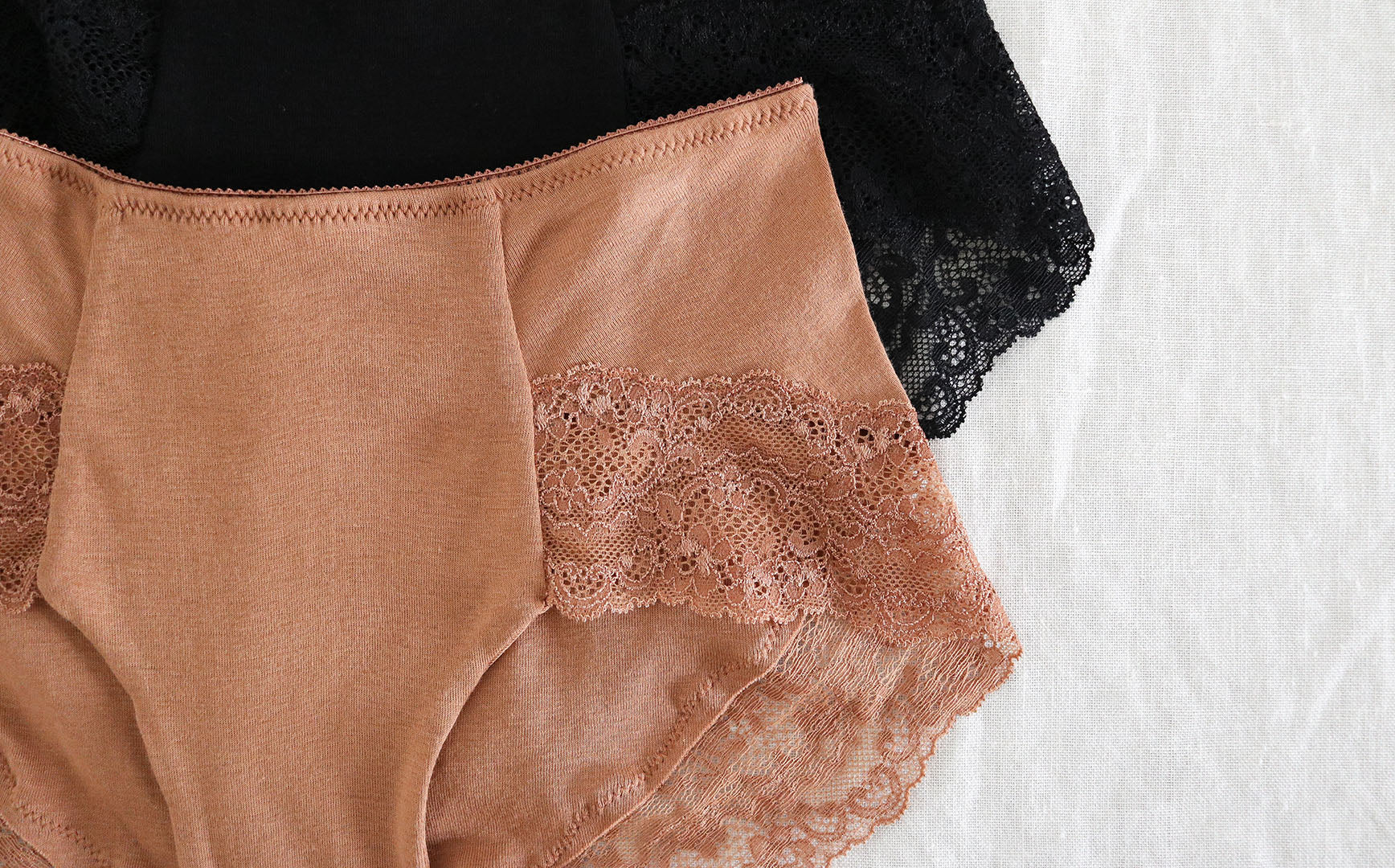 快適な肌ざわりのエレガントなレースショーツ – Envelope