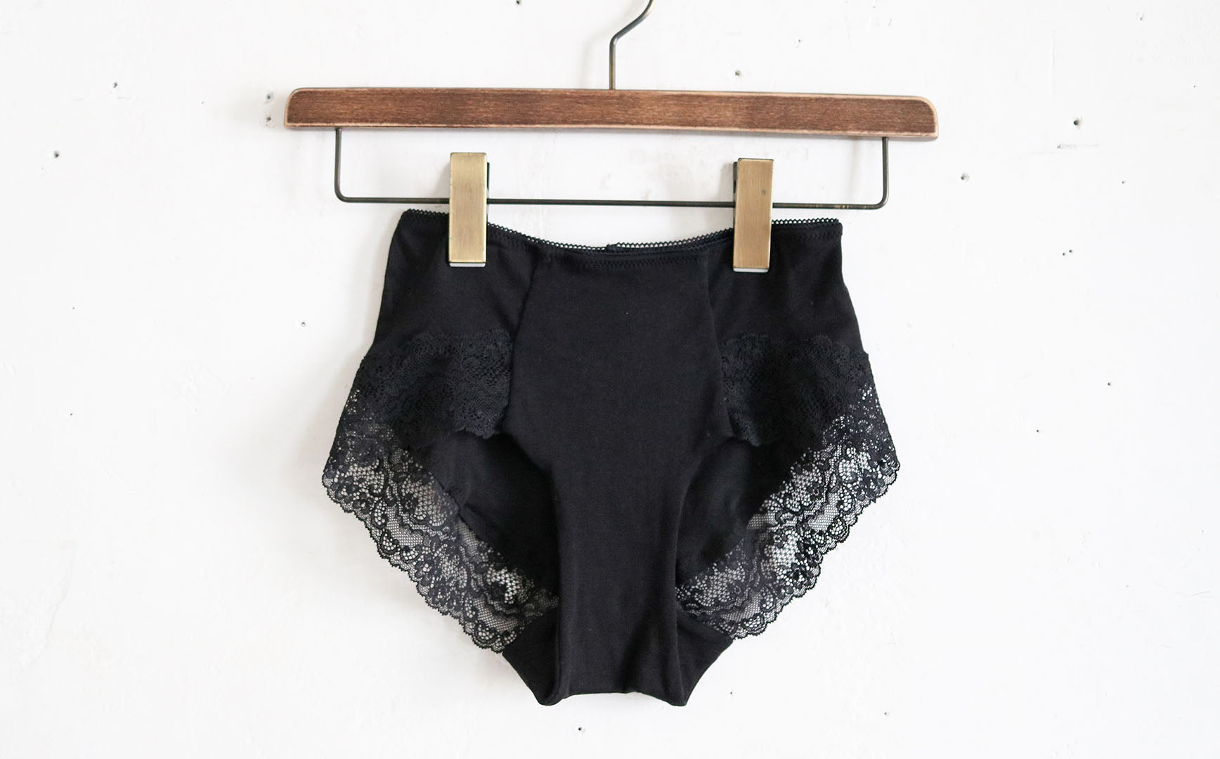 快適な肌ざわりのエレガントなレースショーツ – Envelope