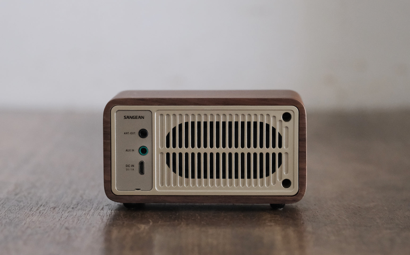 木製パネルスピーカーで、どこでもラジオと音楽を – Envelope