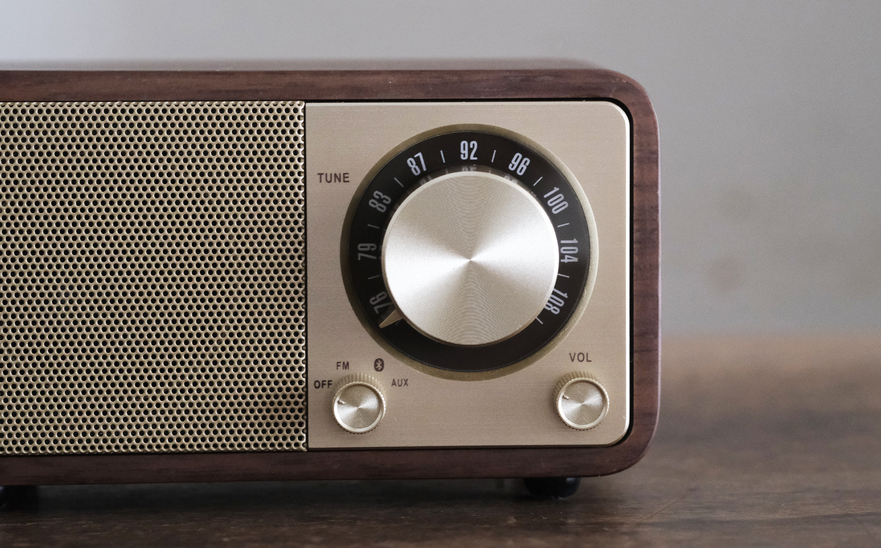 木製パネルスピーカーで、どこでもラジオと音楽を – Envelope