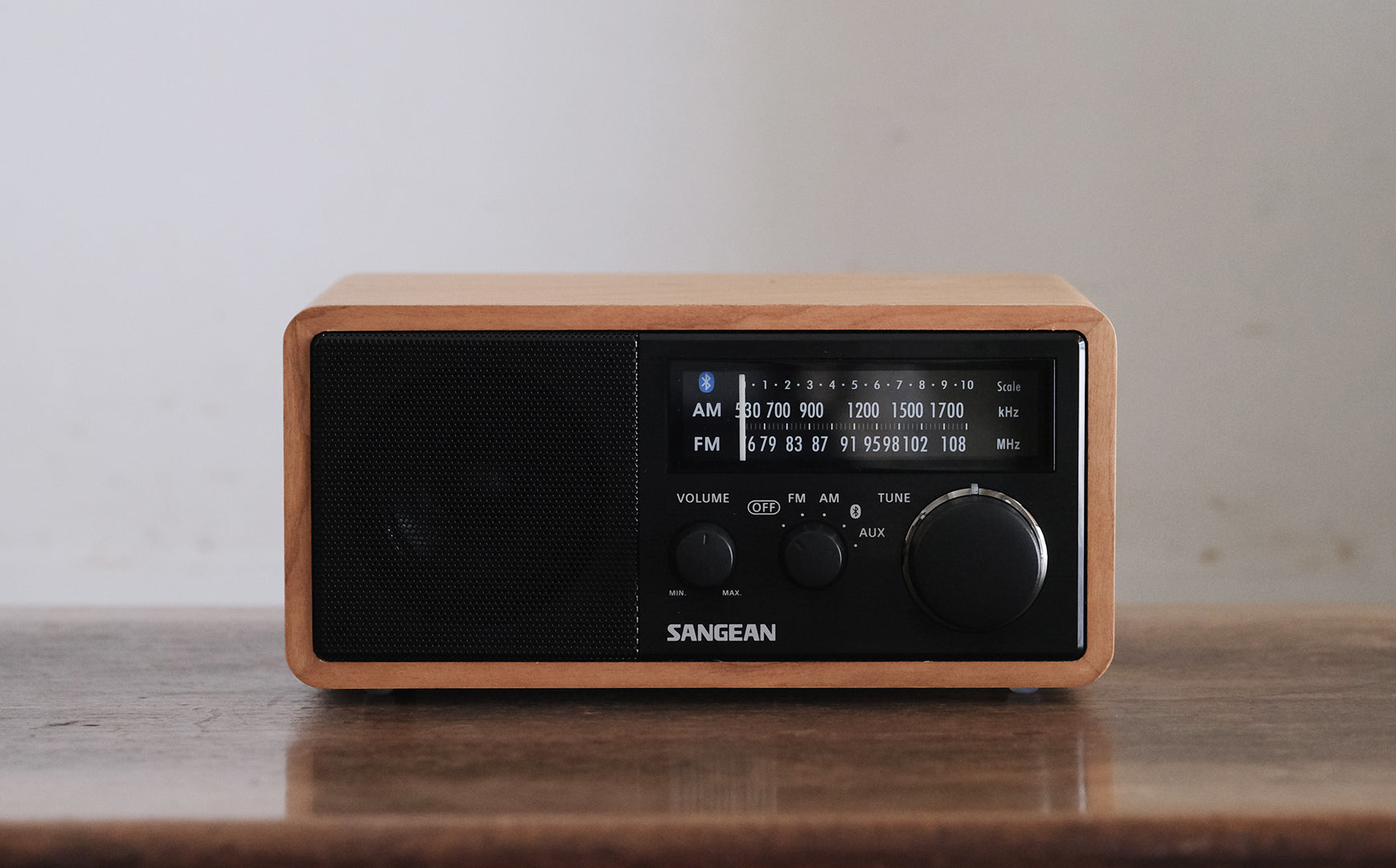 インテリアになじむ、木製パネルのラジオスピーカー – Envelope