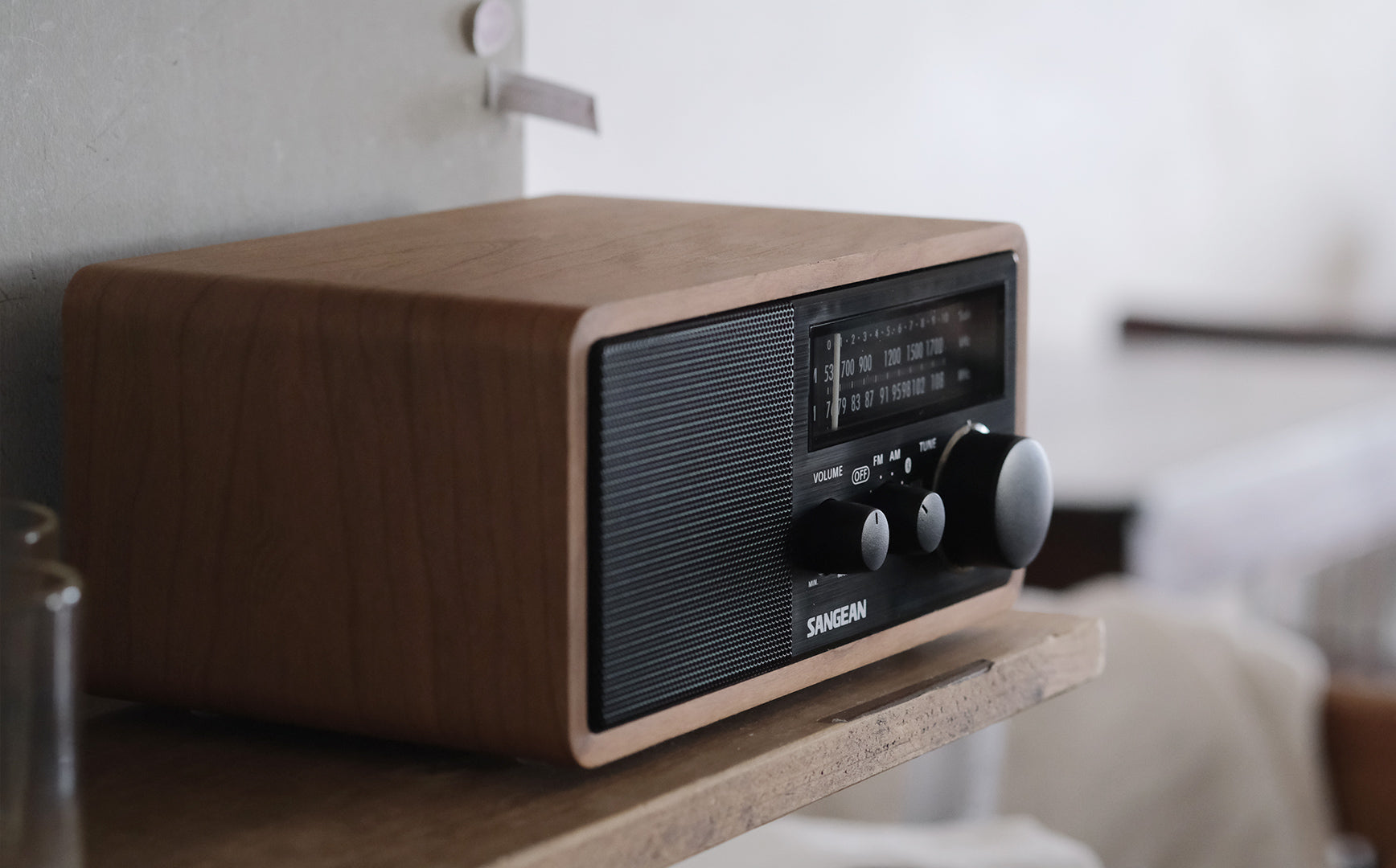 インテリアになじむ、木製パネルのラジオスピーカー – Envelope
