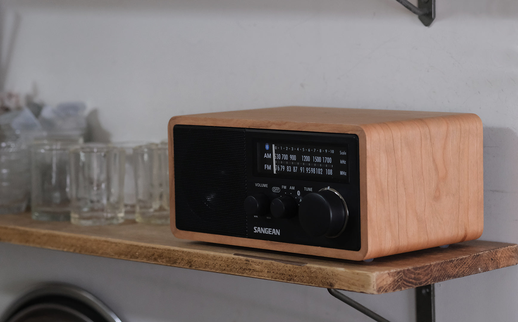 木製パネルスピーカーで、どこでもラジオと音楽を – Envelope