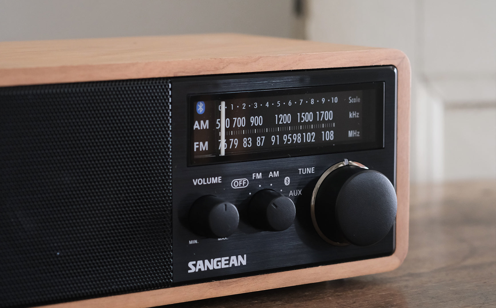 インテリアになじむ、木製パネルのラジオスピーカー – Envelope