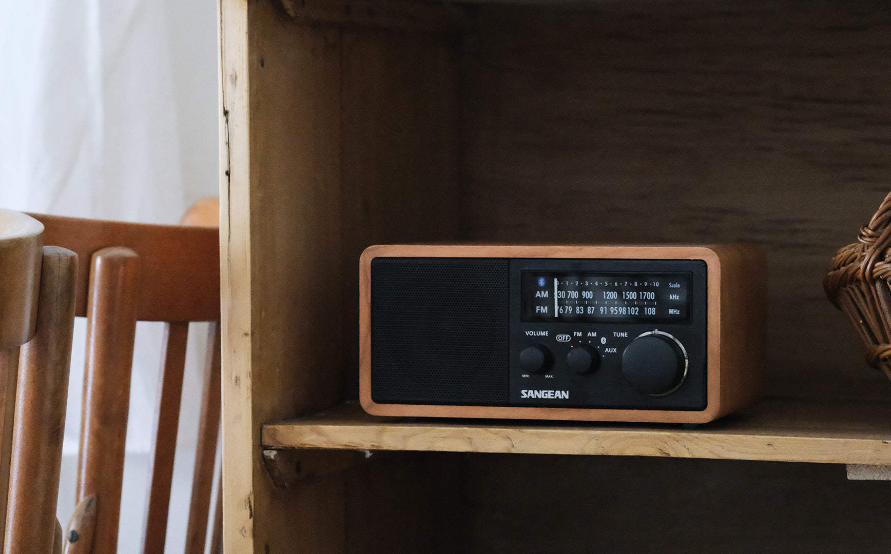 インテリアになじむ、木製パネルのラジオスピーカー – Envelope