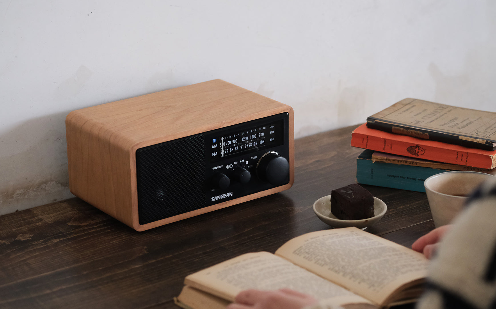 インテリアになじむ、木製パネルのラジオスピーカー – Envelope