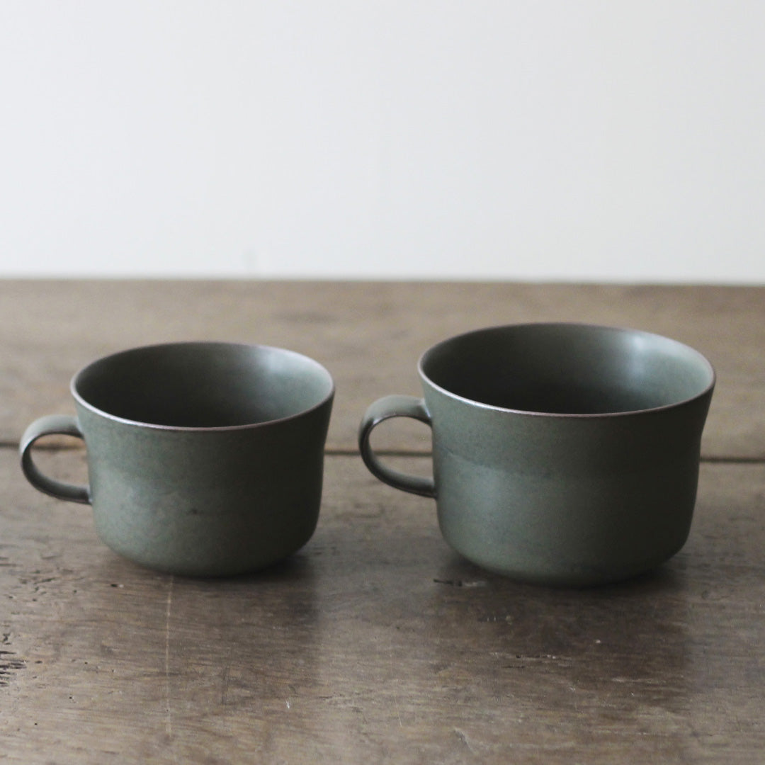 左：コーヒーカップ、右：ティーカップ