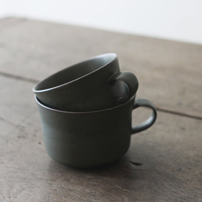 ティーカップにコーヒーカップを重ねて