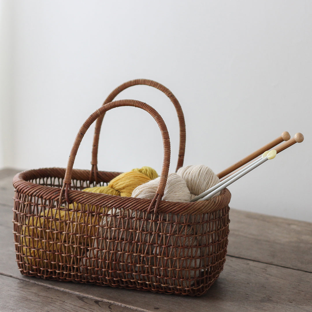 細目の編み目でゆったり編まれた あけびかご – Envelope