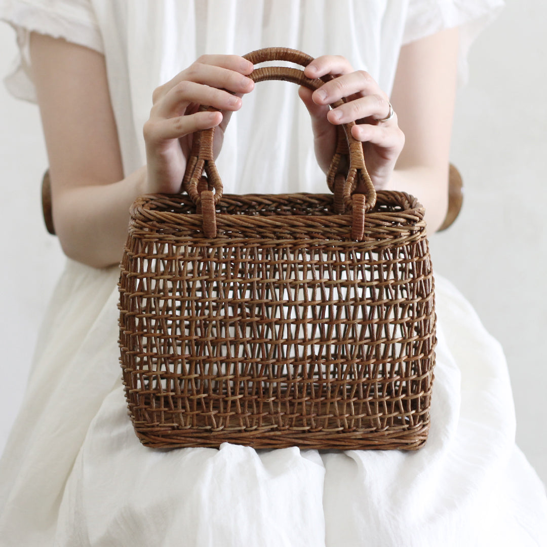 ハンドバッグのようにシンプルなあけびかご – Envelope