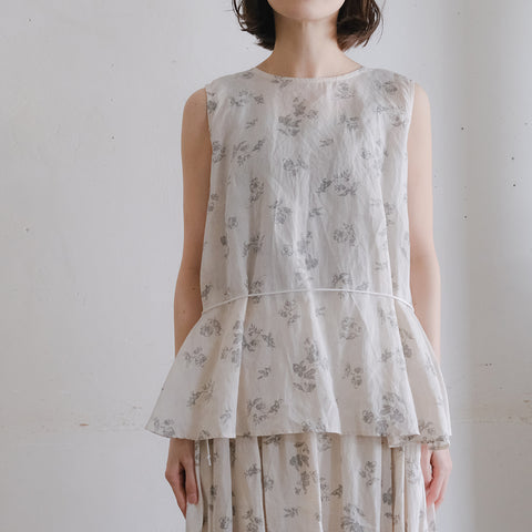 ［the last flower of the afternoon］路傍の花back open sleeveless blouse
