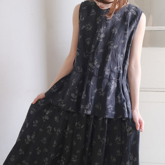 ［the last flower of the afternoon］路傍の花back open sleeveless blouse