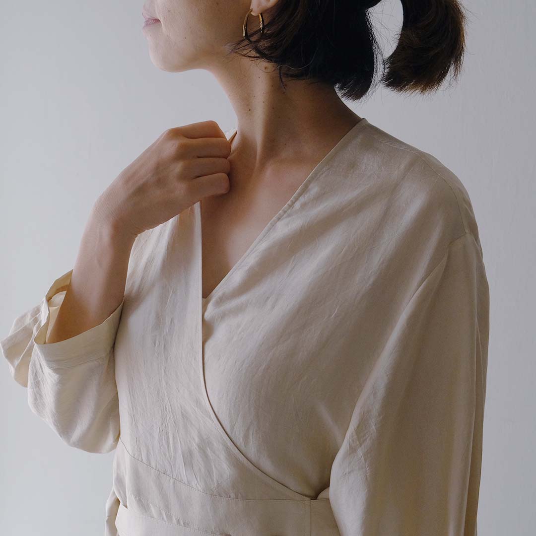 着方を楽しめる、シルクのカシュクールワンピース – Envelope