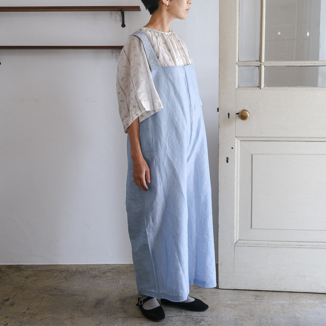 繊細な手刺繍をあしらった、背丈を気にせずに着られるオーバーオール